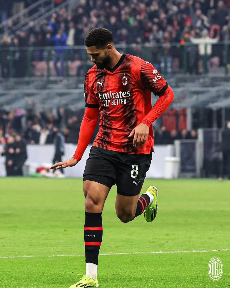 站在烈士纪念碑前